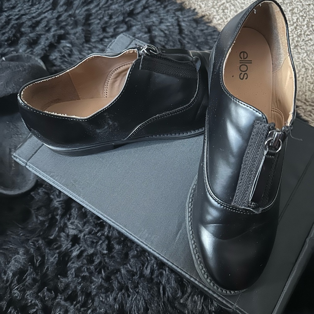 Ladies shoes/black zip up in the front